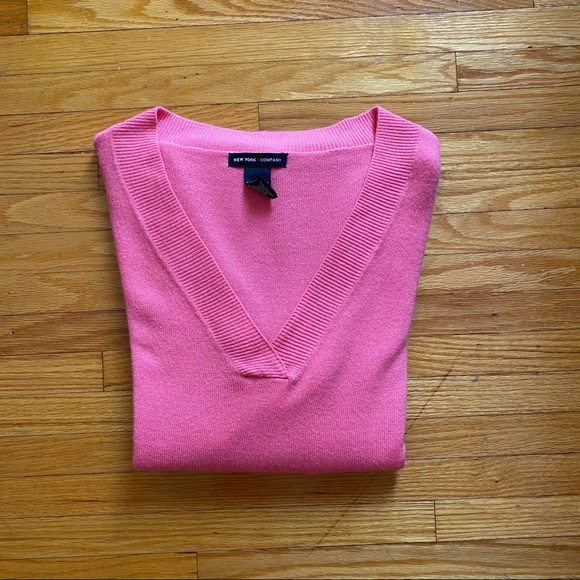 NEW YORK & COMPANY PINK V-NECK SWEATER - Picture 4 of 5